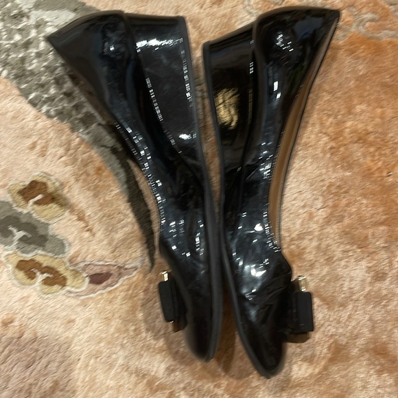 Salvatore Ferragamo Black Patent Leather Bow Wedges size 8.5 A - Picture 3 of 10